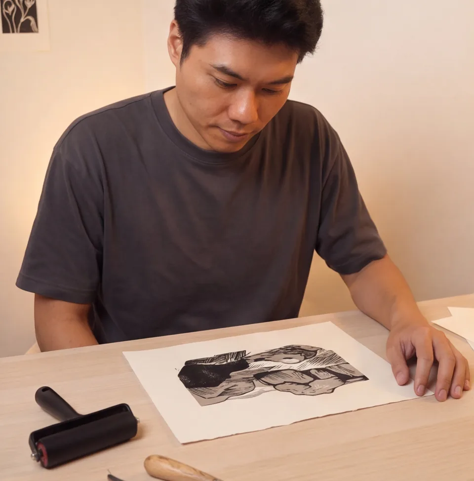 The artist carving the coastal rocks block
